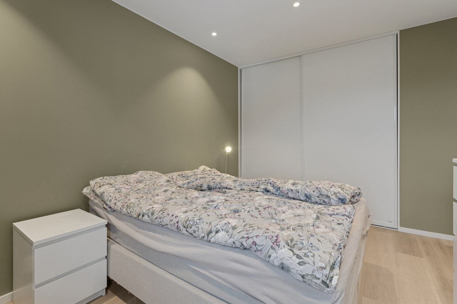 Soverommet har skyvedørsgarderobe. Galleribilde