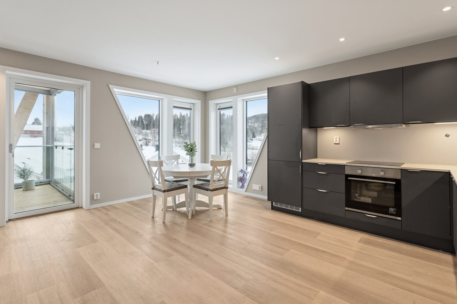 Kjøkken og stue i åpen løsning. Galleribilde