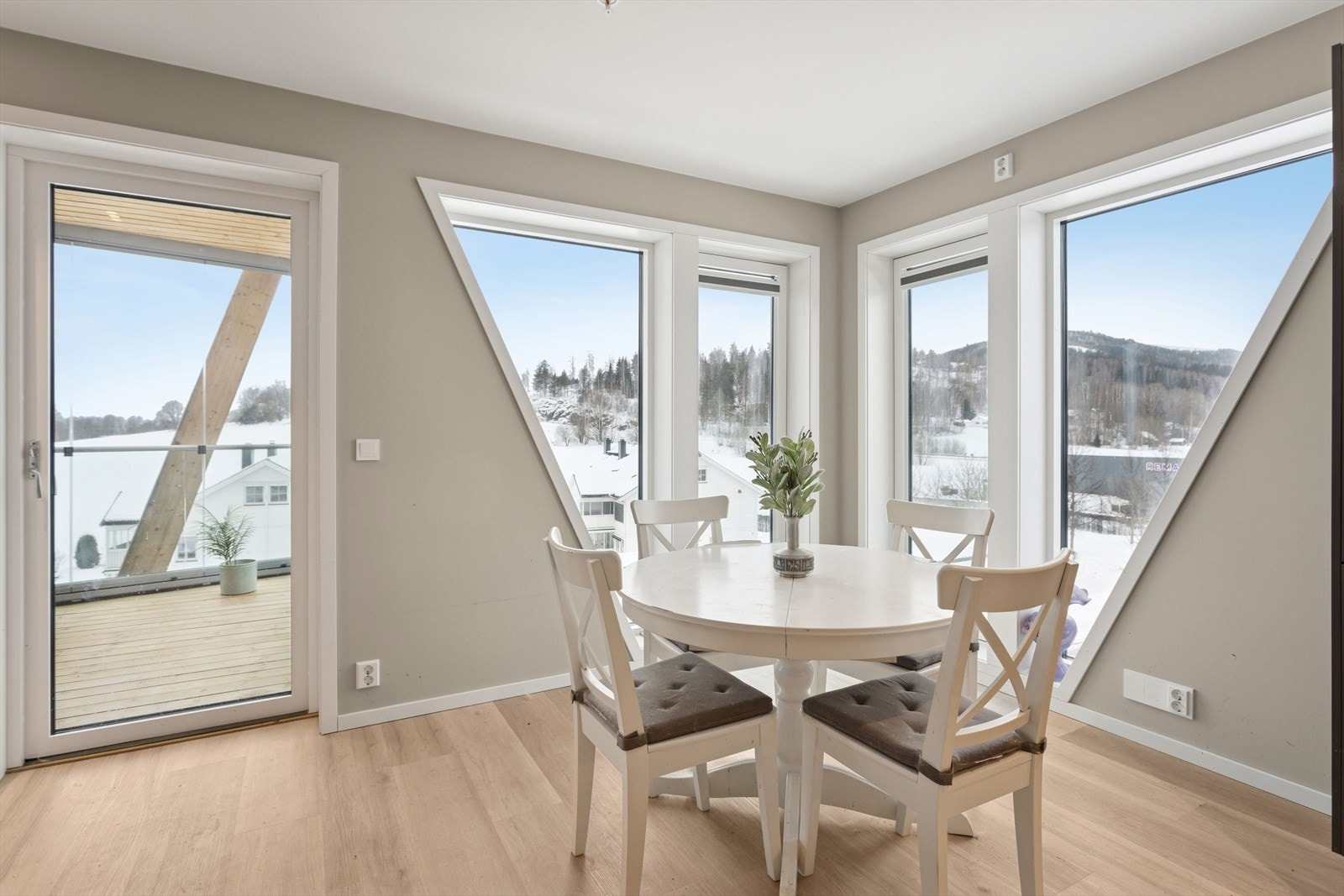 Stuen har særegne vinduer som gir mye naturlig lys. Galleribilde