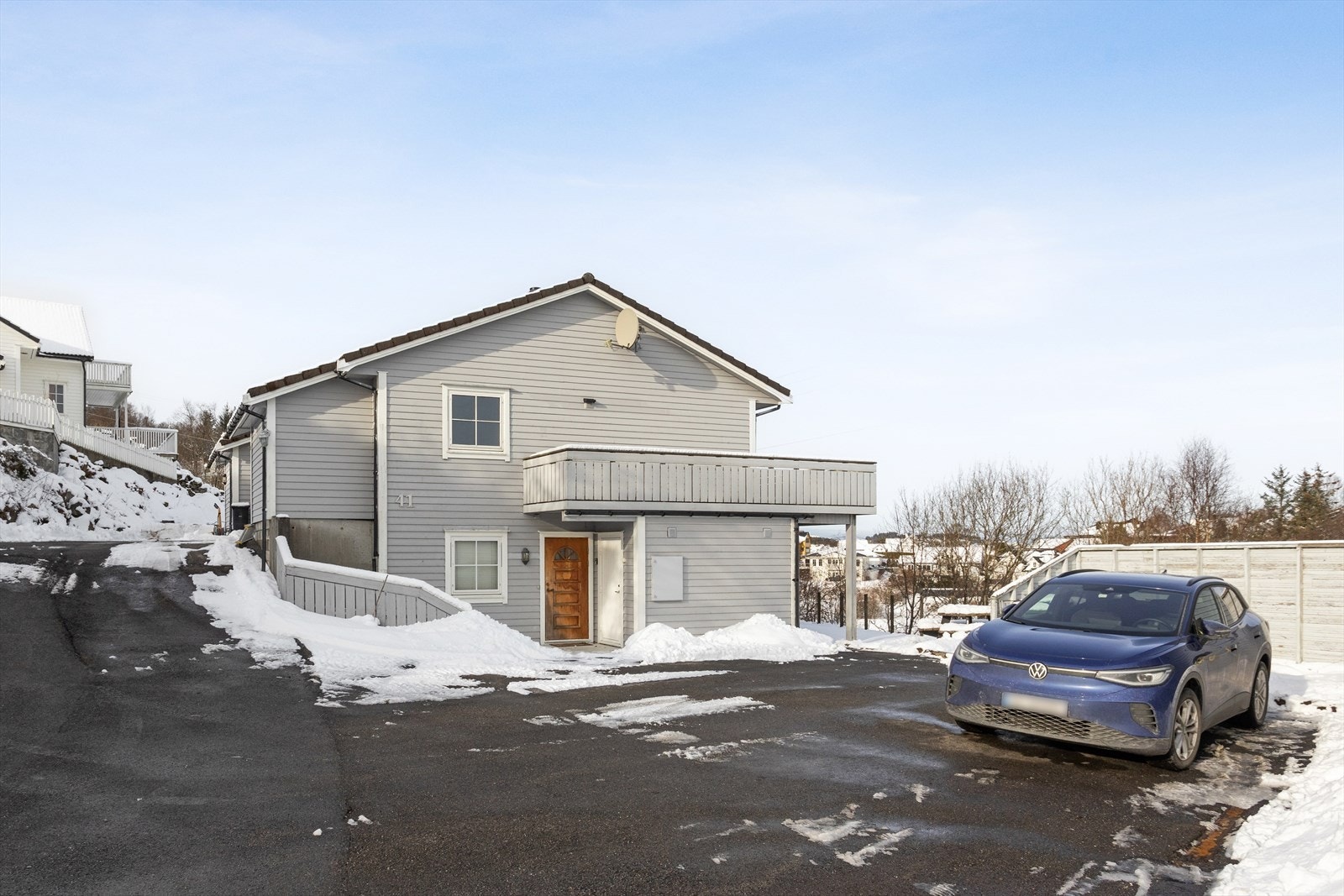 Stor, asfaltert gårdsplass foran bygget med gode parkeringsmuligheter. Galleribilde