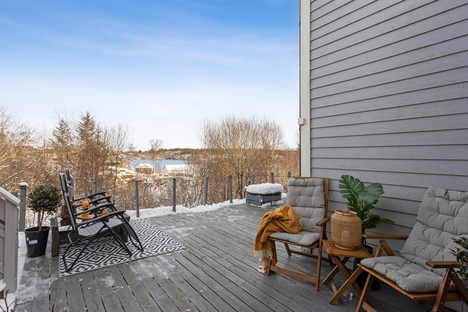 Leiligheten disponerer en privat markterrasse på 35 kvm med fin sjøutsikt. Galleribilde