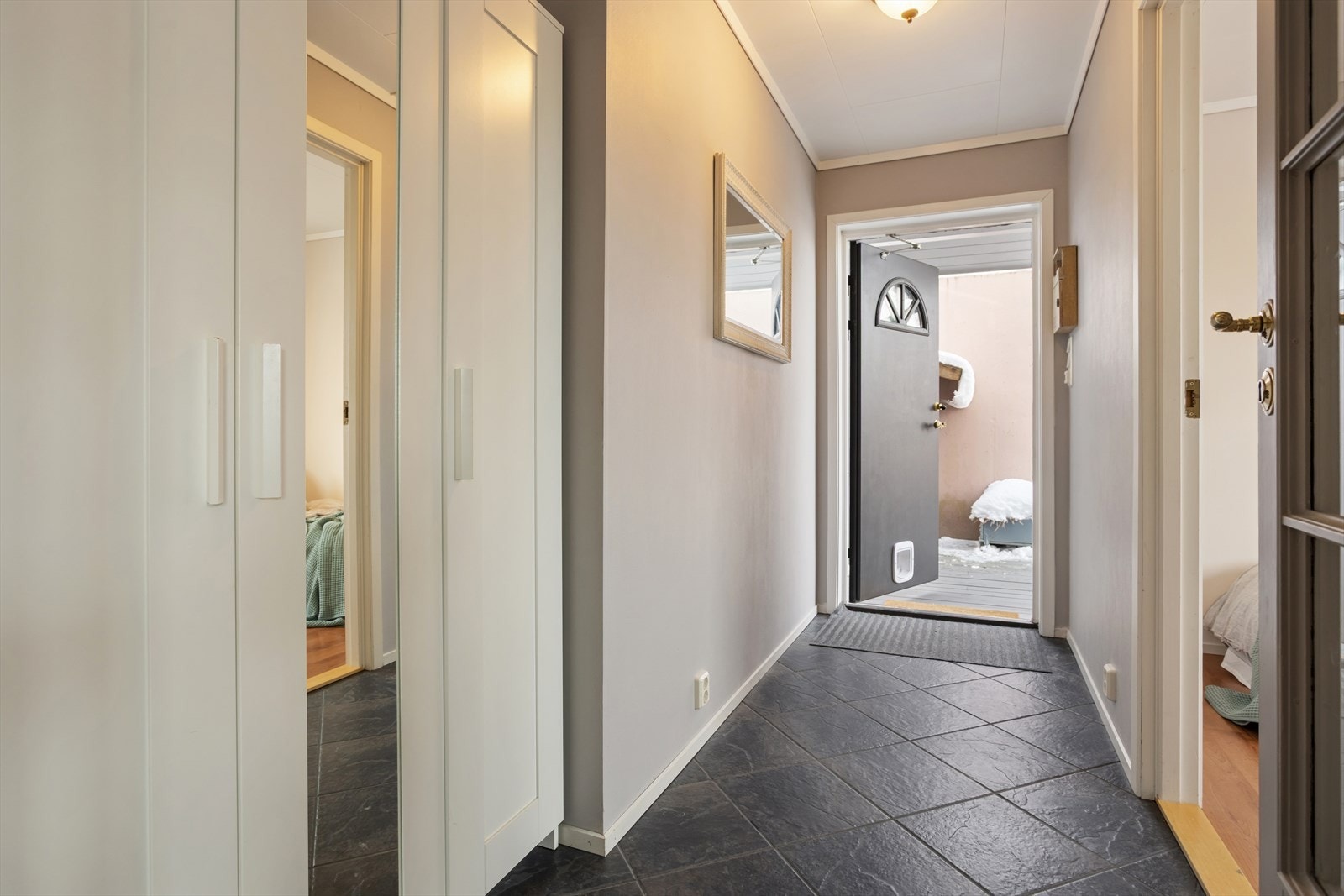 Innbydende entre med flislagt gulv med varmekabler. Galleribilde