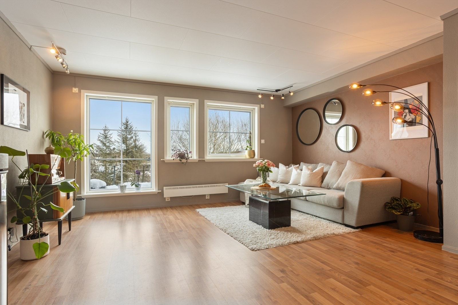 Det er lagt laminat på gulv i alle oppholdsrom. Galleribilde