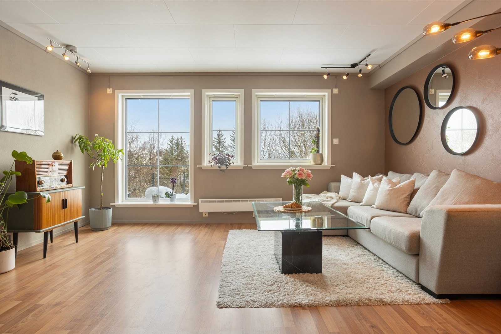 Lys og pen stue med varmekabler i gulv. Galleribilde