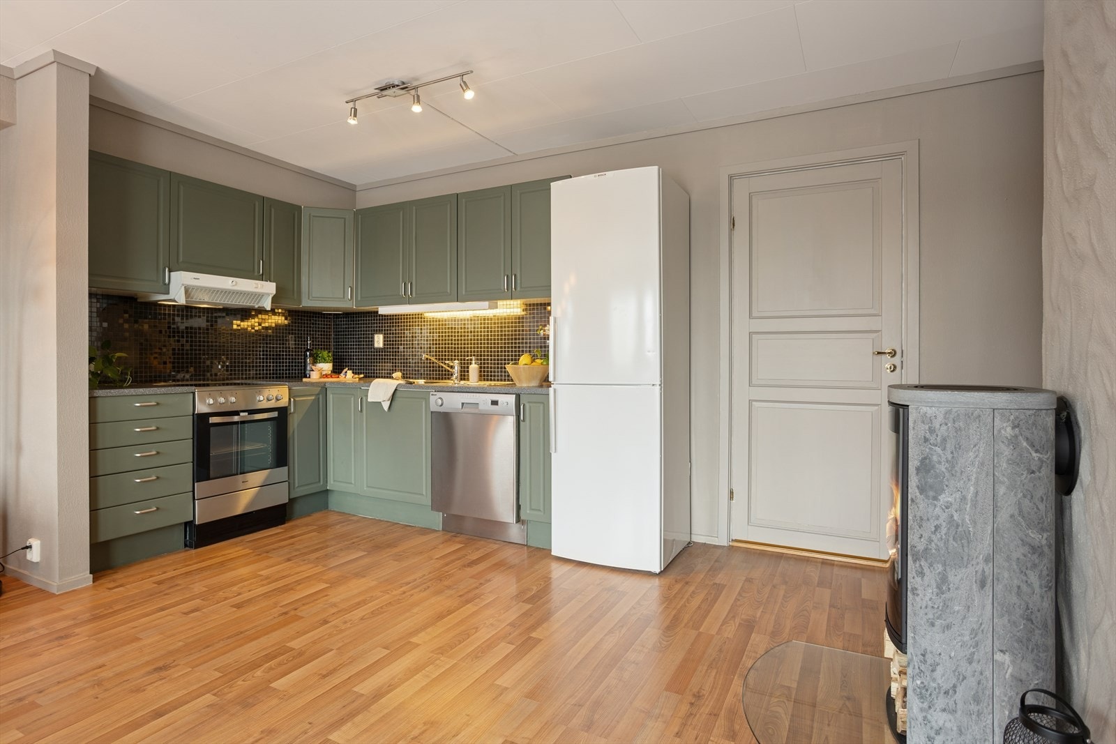 Hvitevarer på kjøkken medfølger i salget og inkluderer komfyr, oppvaskmaskin og kjøl/fryseskap. Galleribilde