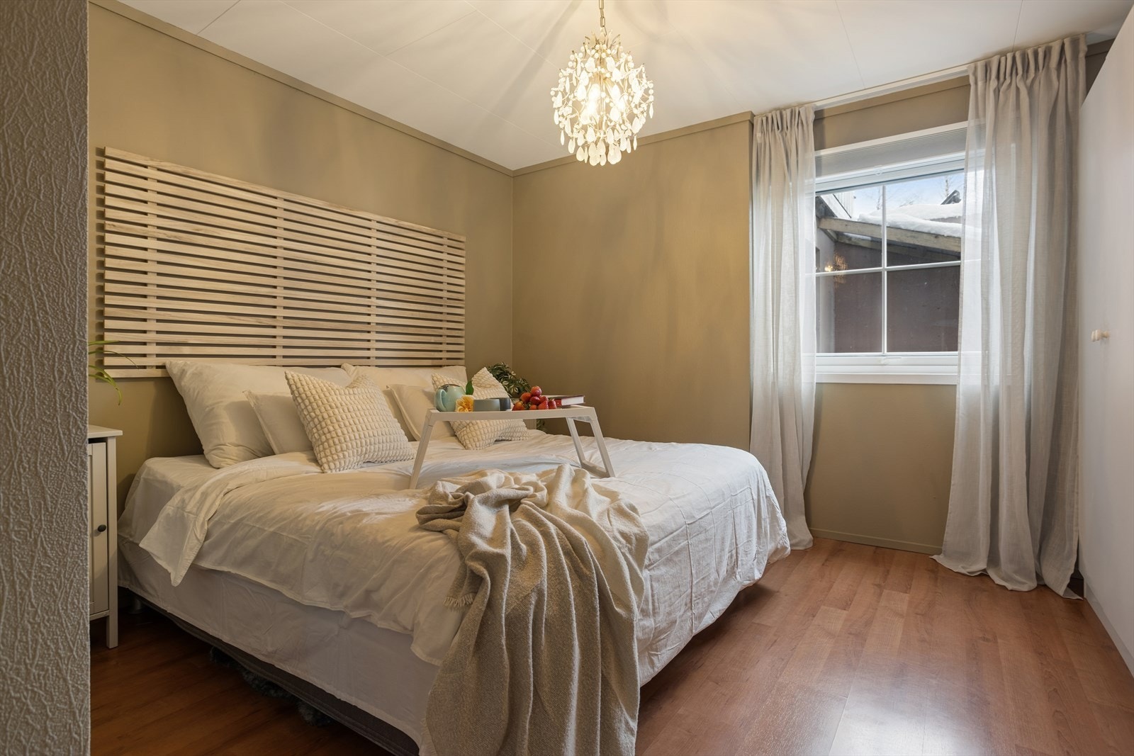 Delikat hovedsoverom med garderobeskap som medfølger. Legg merke til den dekorative spileveggen. Galleribilde