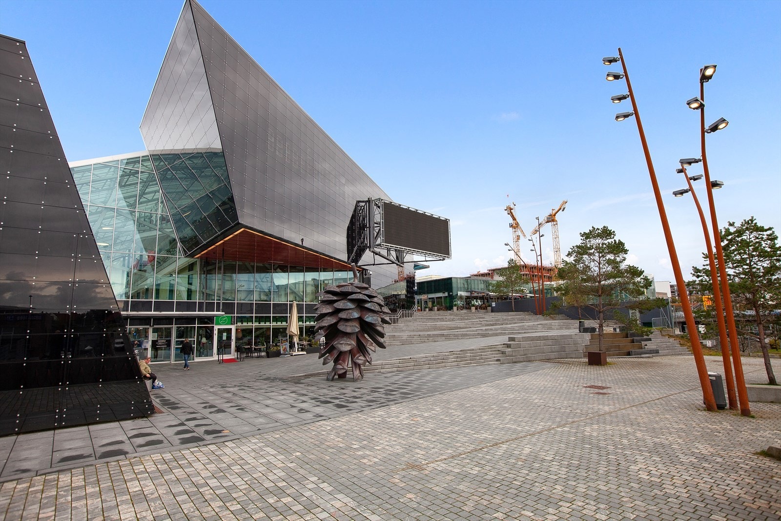 Sartor senter med et stort utvalg av butikker, spisesteder og servicetilbud ligger en liten kjøretur unna. Galleribilde