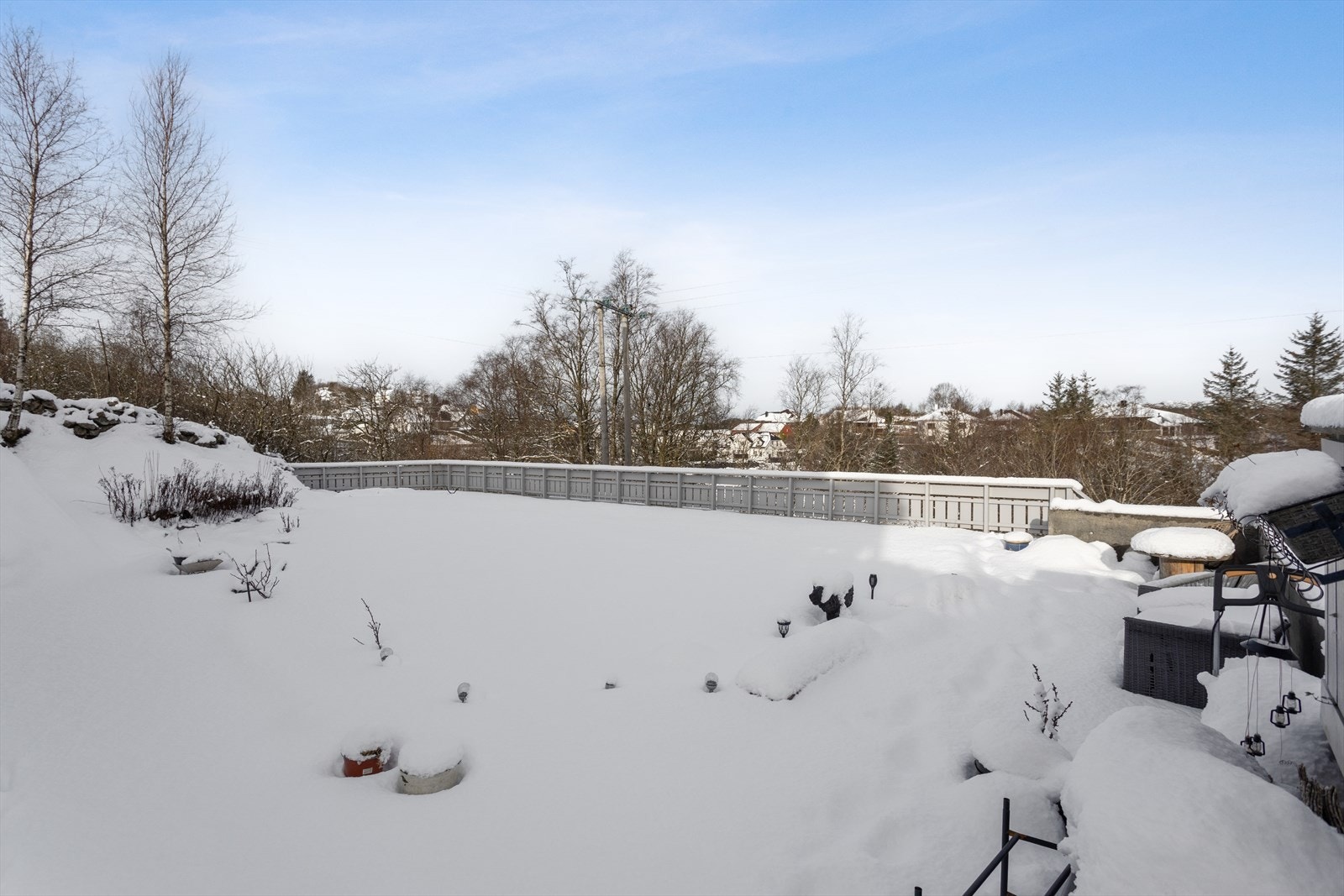 Felles og solrik hage som vender mot nordvest. Galleribilde