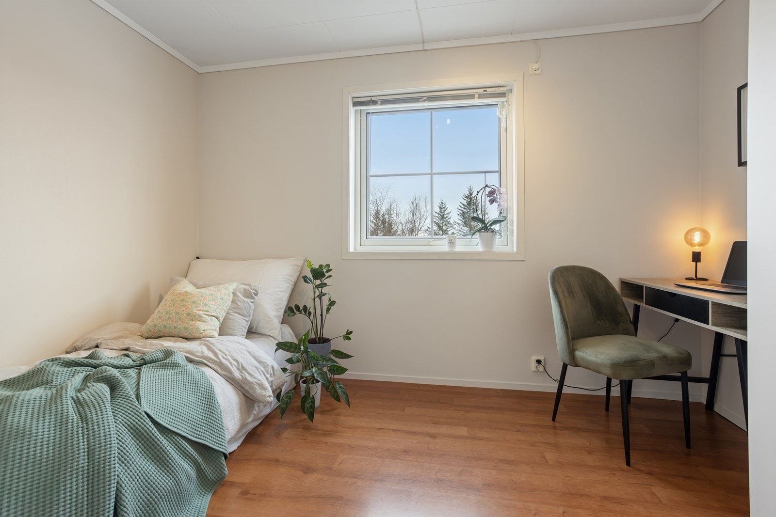 Barnerommet/gjesterommet er nymalt i en tidsriktig fargetone. Galleribilde