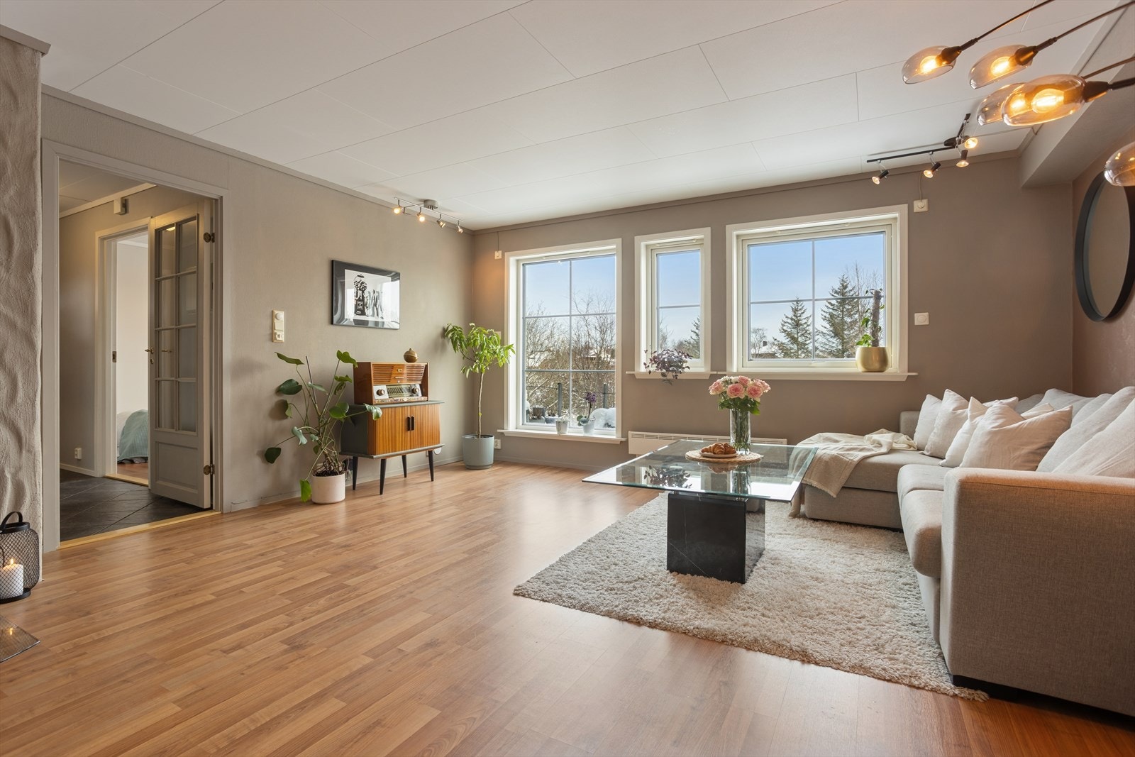 Luftig stue med godt lysinnslipp. Galleribilde