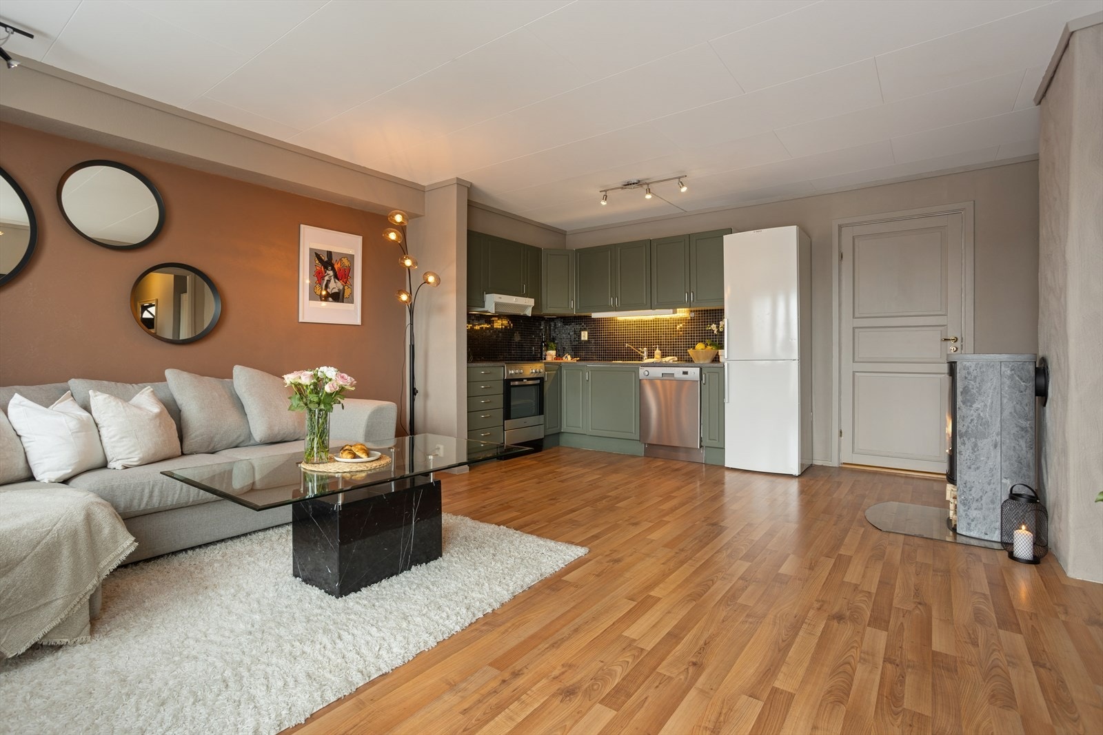 Åpen løsning mellom stue og kjøkken gir boligen et moderne preg. Galleribilde