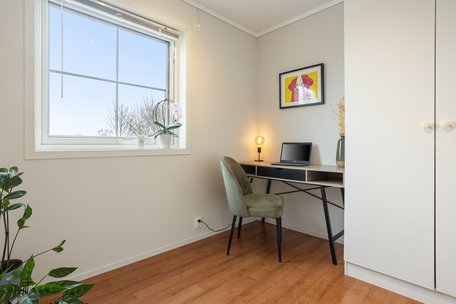 Garderobeskap på soverom nummer to medfølger også i salget. Galleribilde