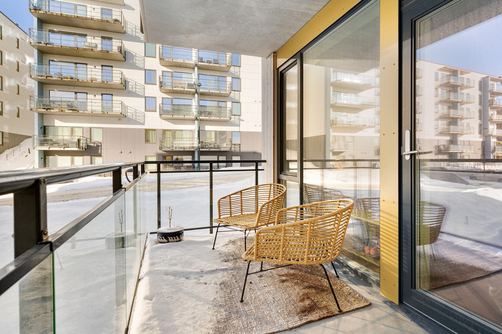 Balkong på 7m² med plass til utemøblement. Galleribilde