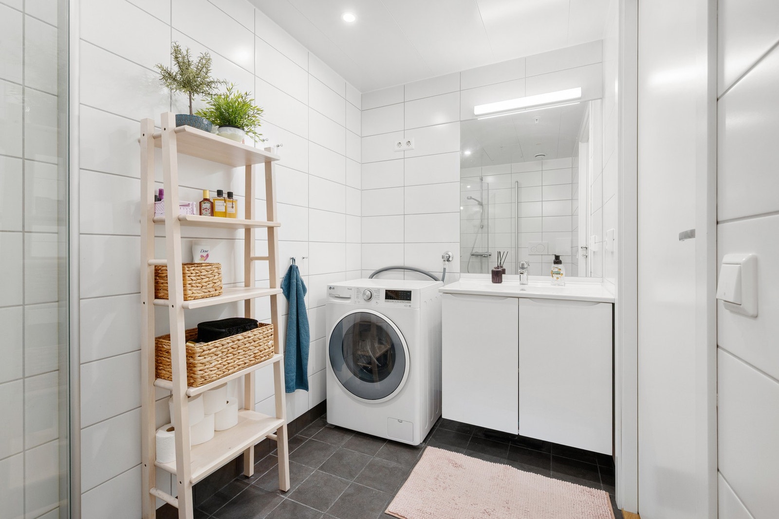 Baderom fra byggeår med opplegg for vaskemaskin. Galleribilde