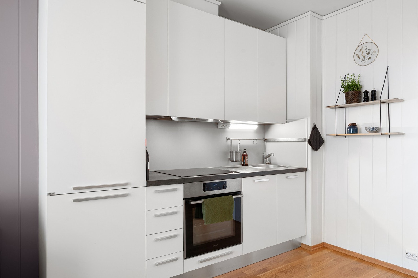 Moderne kjøkken fra byggeår med integrerte hvitevarer. Galleribilde