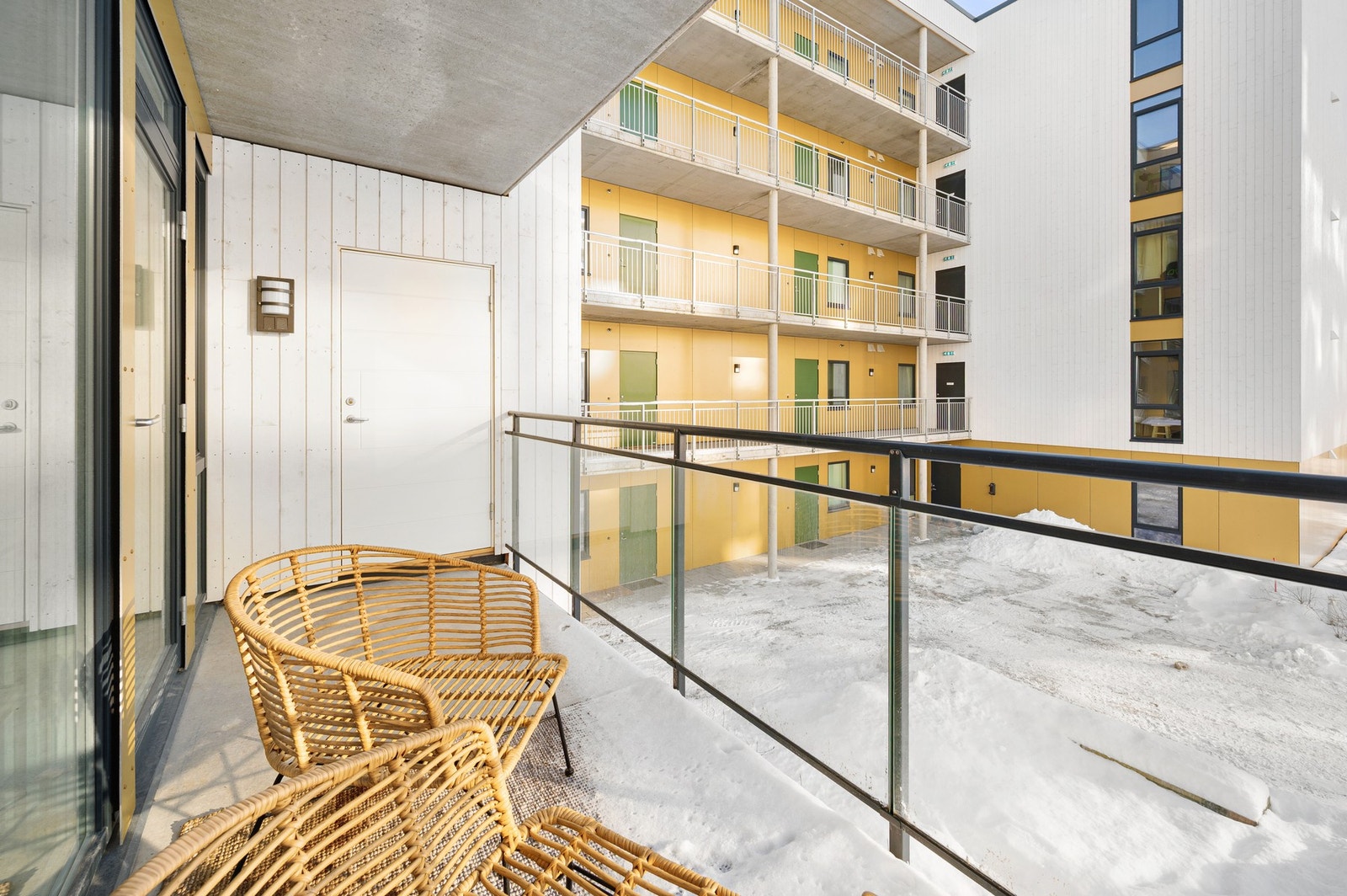 Balkong på 7m² med utvendig sportsbod. Galleribilde