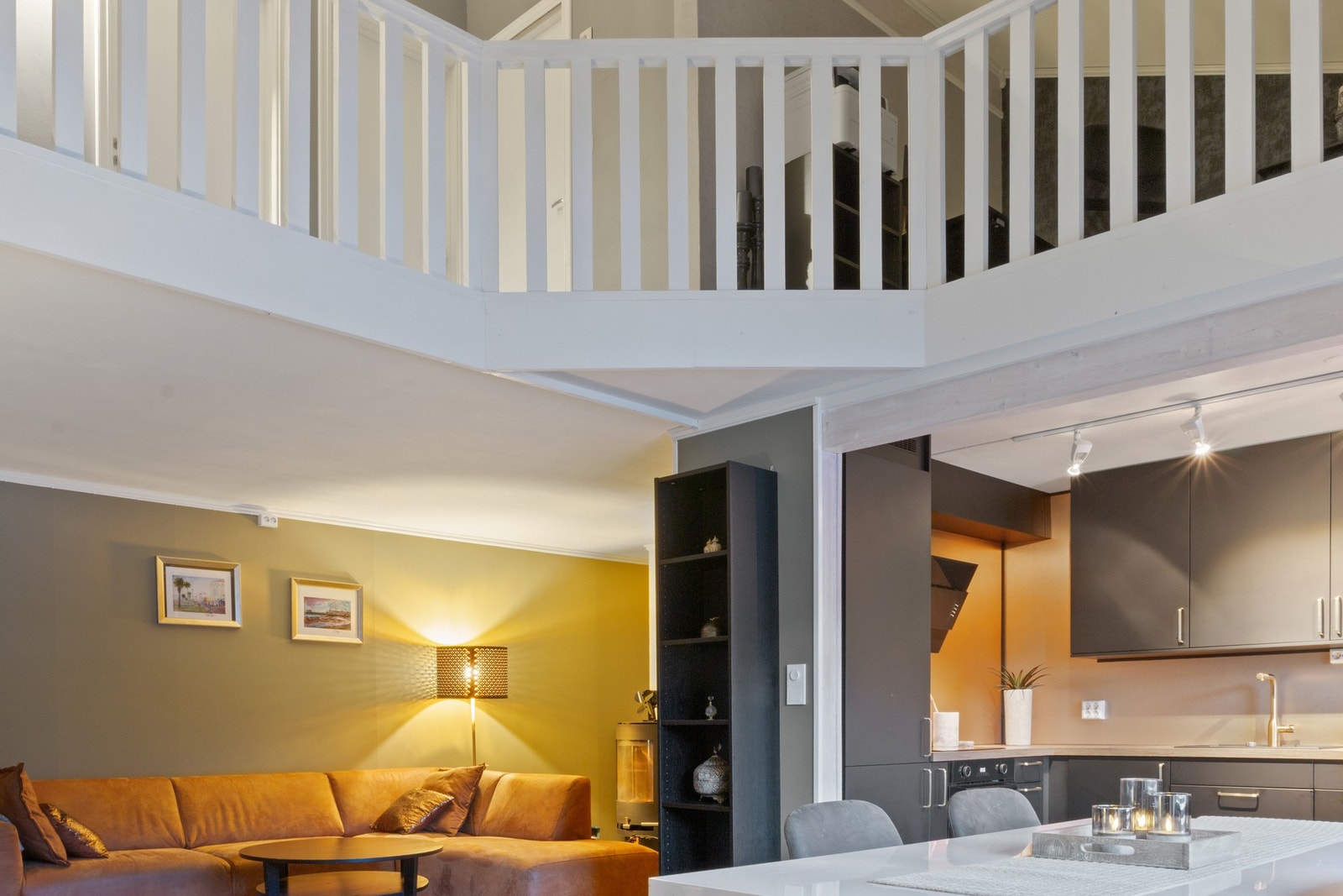 Høyt under taket, med åpent opp til andre etasje. Galleribilde