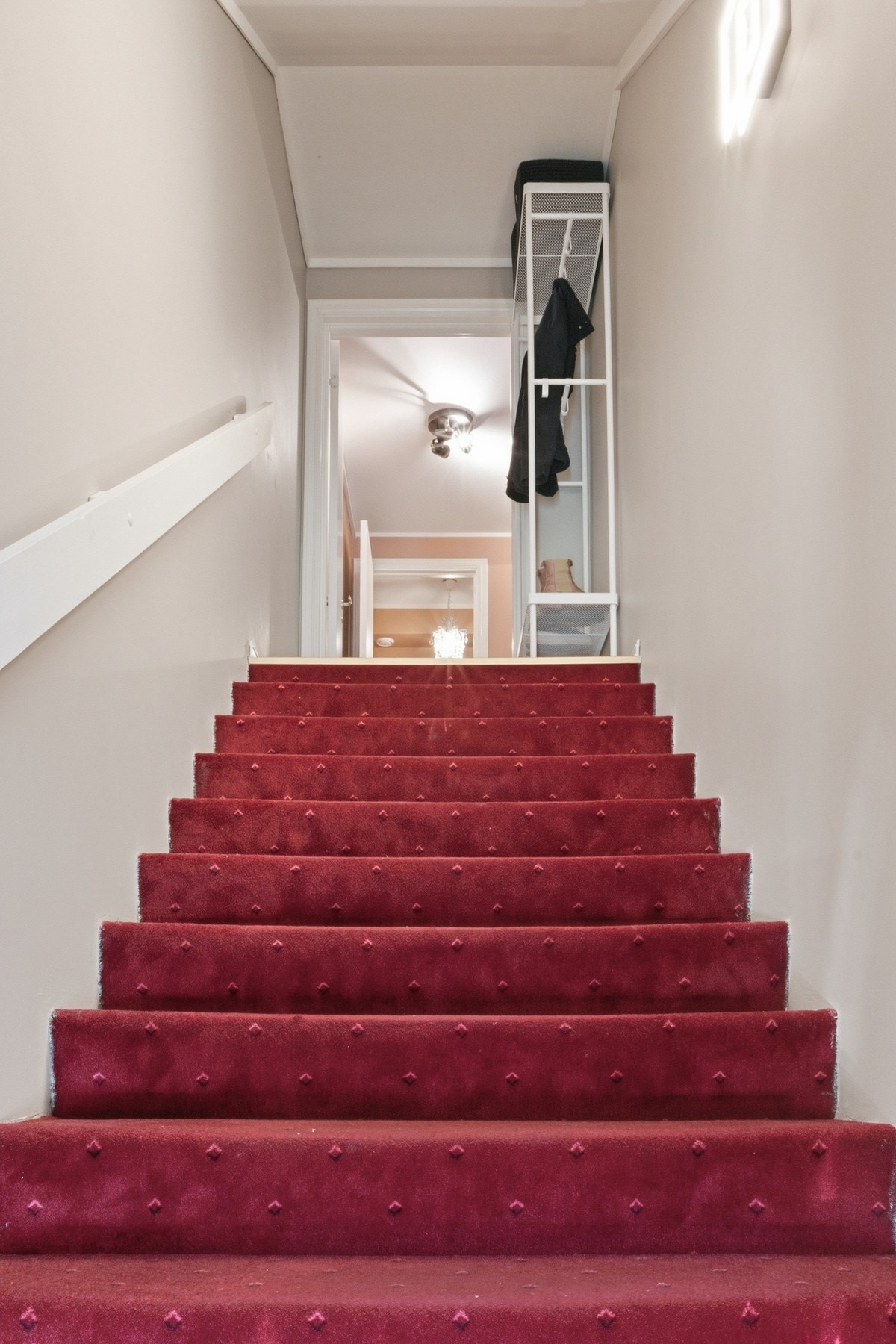 Trapp fra kjeller og opp til første etasje. Galleribilde