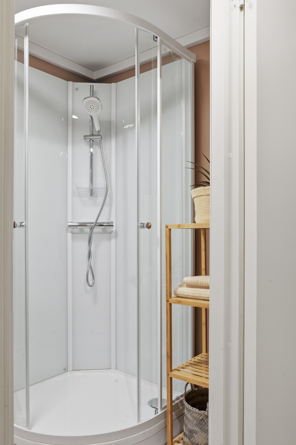 Vaskerom med dusjkabinett, varmtvannsbereder og opplegg for vaskemaskin. Galleribilde