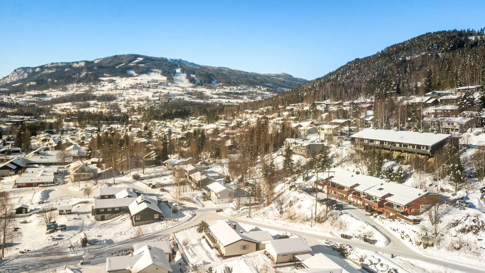 Eiendommen har en sentral og familievennlig beliggenhet i et etablert boligområde med gangavstand fra Gol sentrum, skoler, barnehager og idrettsarena. Galleribilde