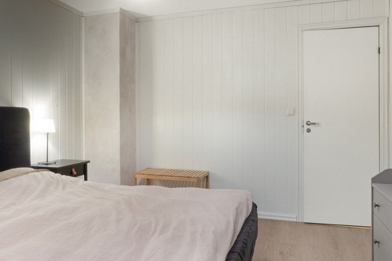 Rommet gir god plass til en dobbeltseng samt en garderobeløsning. Galleribilde