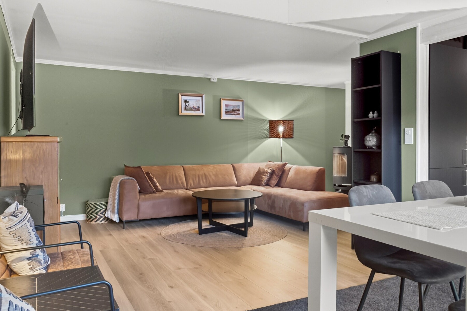 Stuen er romslig og gir plass til en sofagruppe. Galleribilde