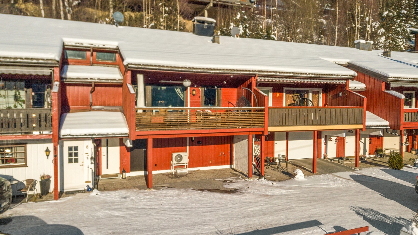 Eiendommen består av et rekkehus med totalt 6 boenheter. Galleribilde