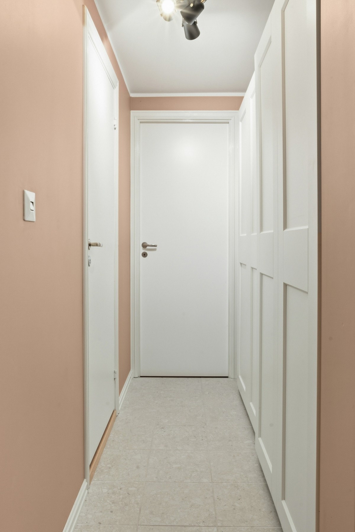 Gang mot toalett rom, vaskerom og bod. Godt med skapplass inntil veggen. Galleribilde