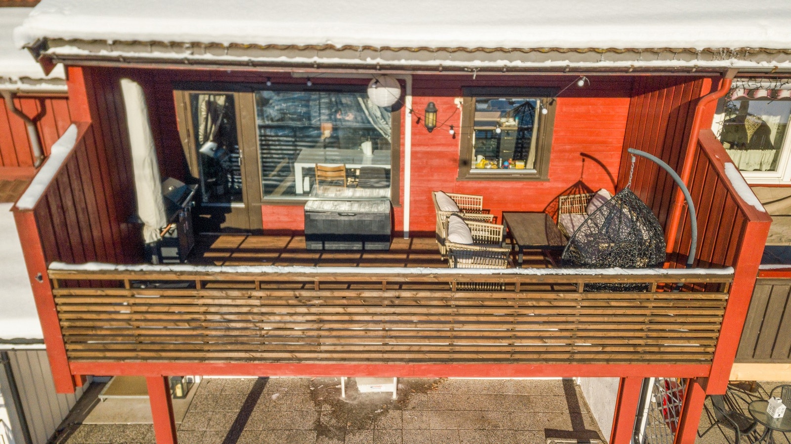 Koselig balkong med plass til en romslig sittegruppe. Galleribilde