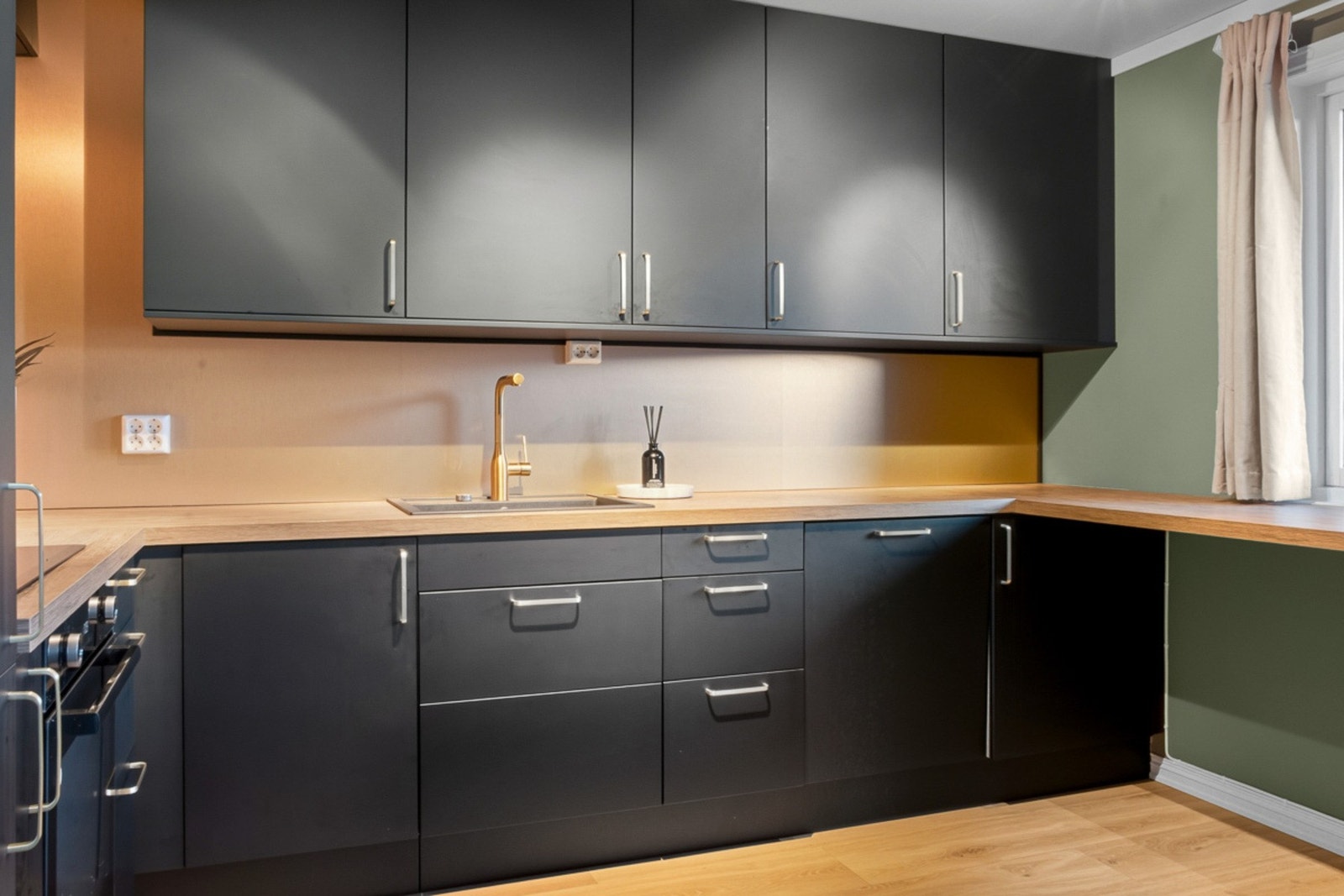 Kjøkkenet gir god plass til oppbevaring og matlaging. Galleribilde