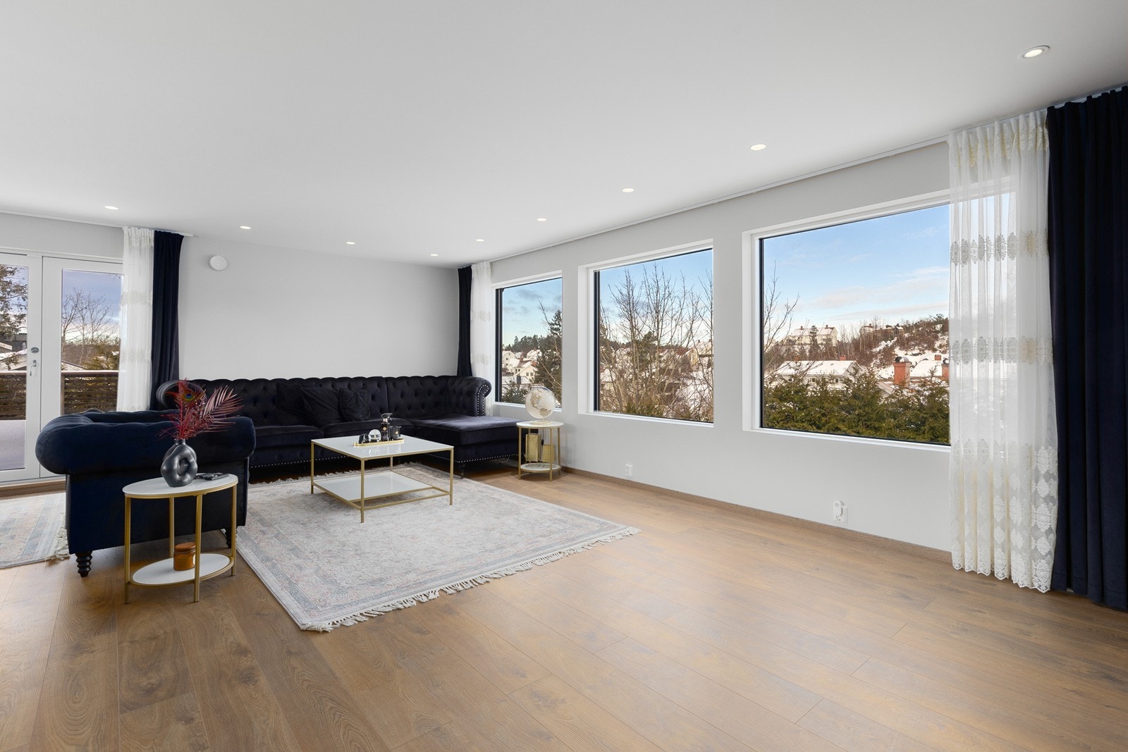 Store vindusflater som slipper inn rikelig med naturlig lys Galleribilde