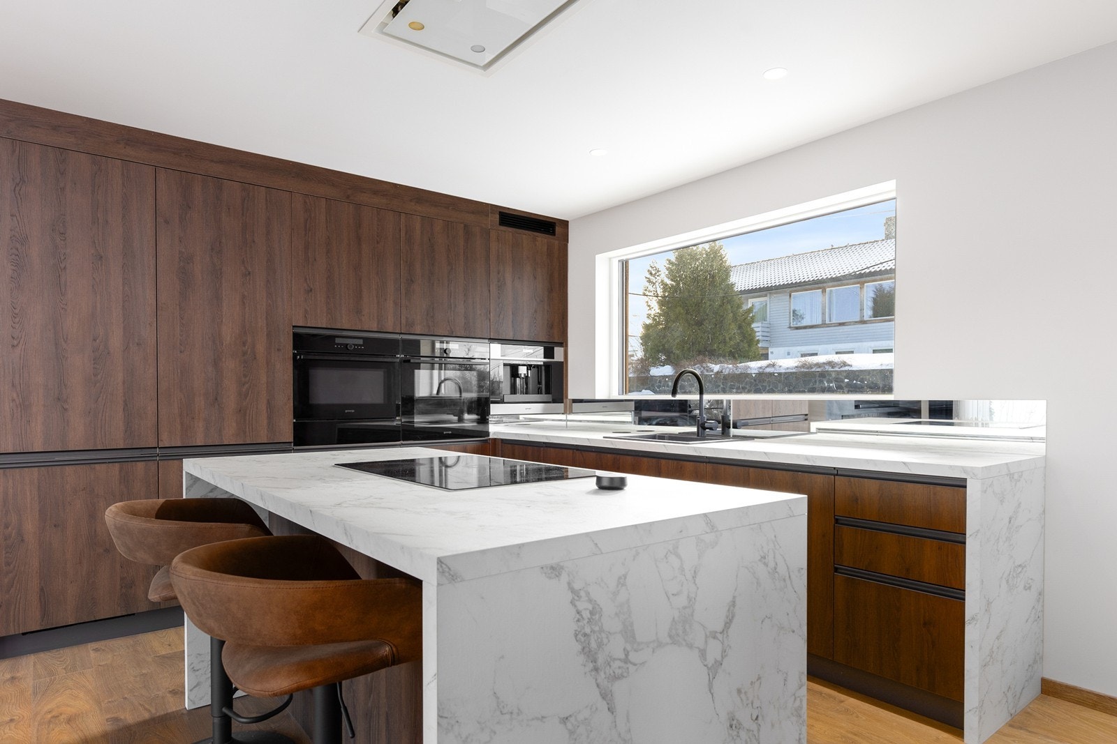 Kjøkkenet er godt utstyrt med integrerte hvitevarer som medfølger Galleribilde