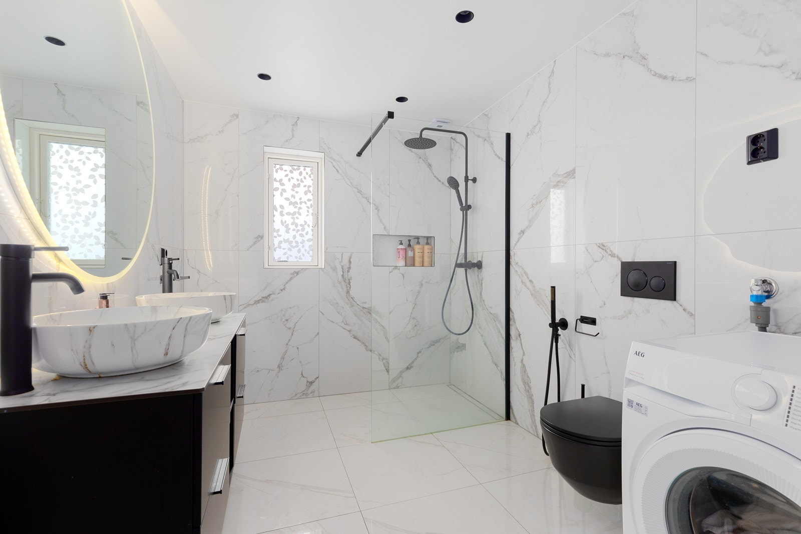 Delikat flislagt bad/ vaskerom Galleribilde