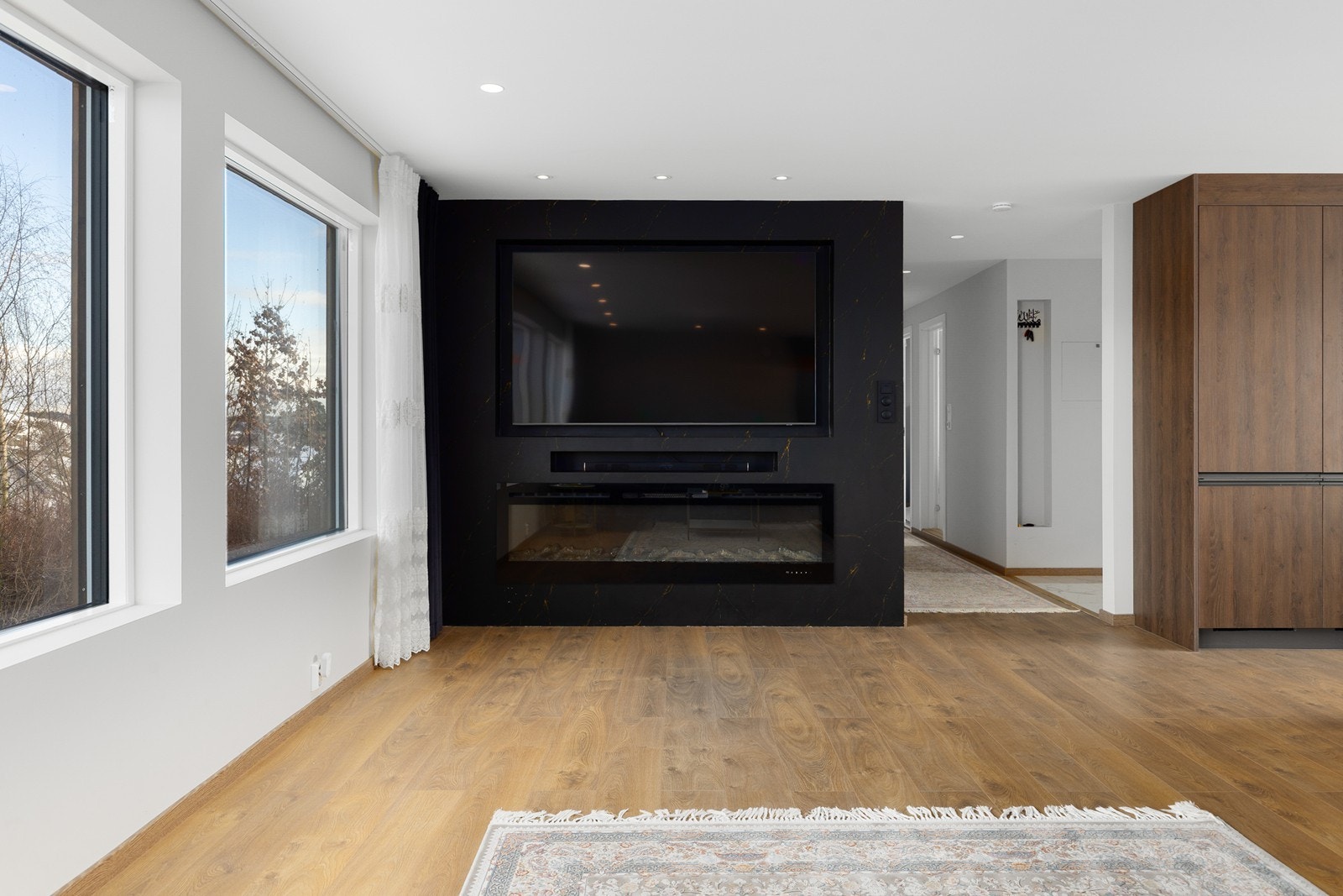 Stilig vegg med innfelt tv og elektrisk peis Galleribilde