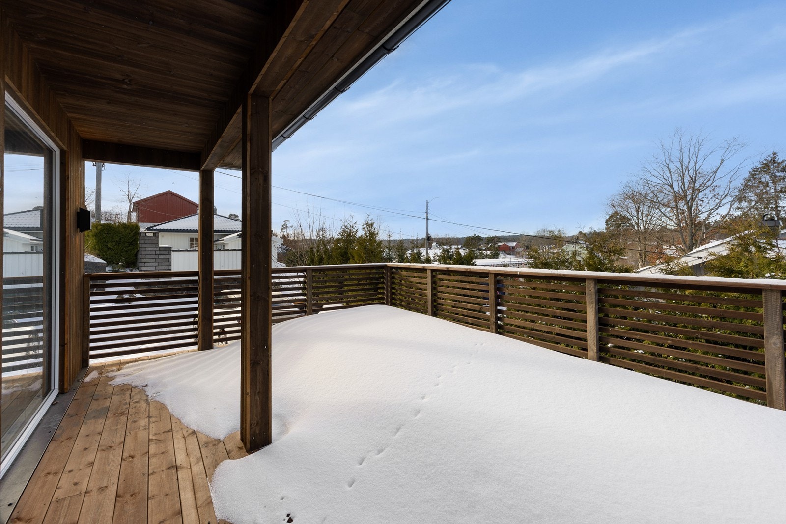 Romslig veranda med utgang ut fra stua Galleribilde