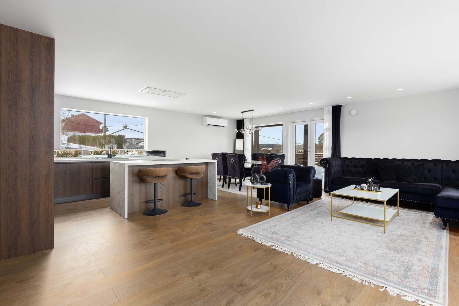 Boligen er betydelig oppgradert og fremstår lys, moderne og velholdt med god standard Galleribilde