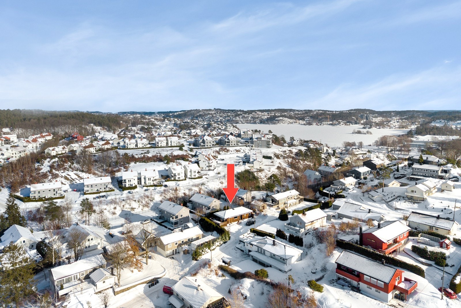 Attraktivt boligstrøk med kort vei til bl.a skole, idrettsanlegg, barnehage, butikk, bussforbindelser og fine turområder m.m. Galleribilde