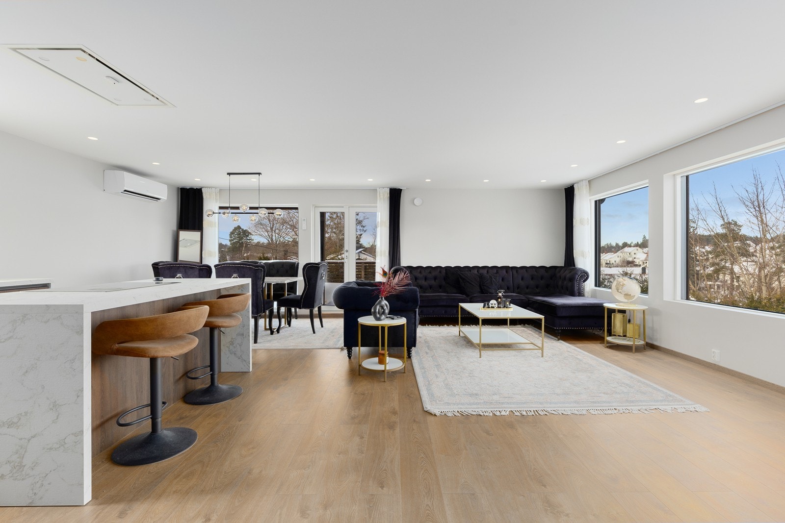 Romslig med god plass til både sofa- og spisegruppe Galleribilde