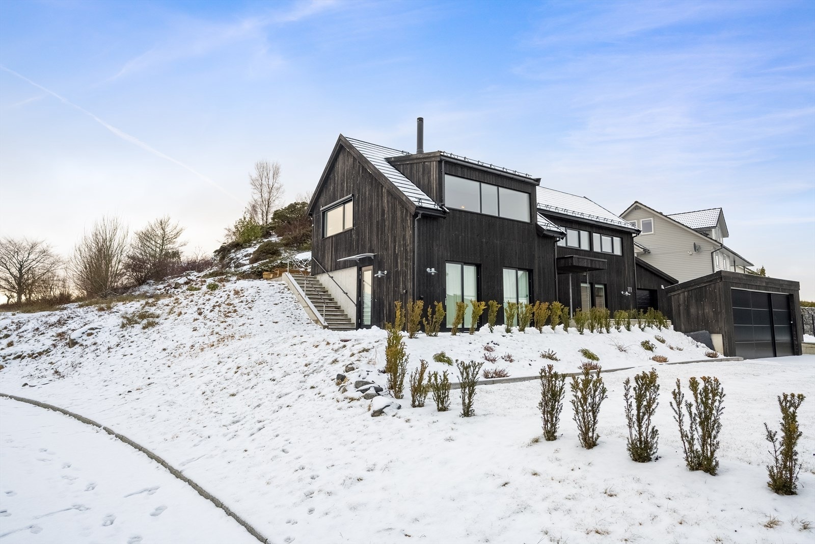 Boligen befinner seg i et ettertraktet og veletablert boligområde med nærhet til det man måtte trenge i hverdagen for å trives i lang tid, perfekt for både barnefamilier og deg som ønsker en praktisk hverdag. Galleribilde