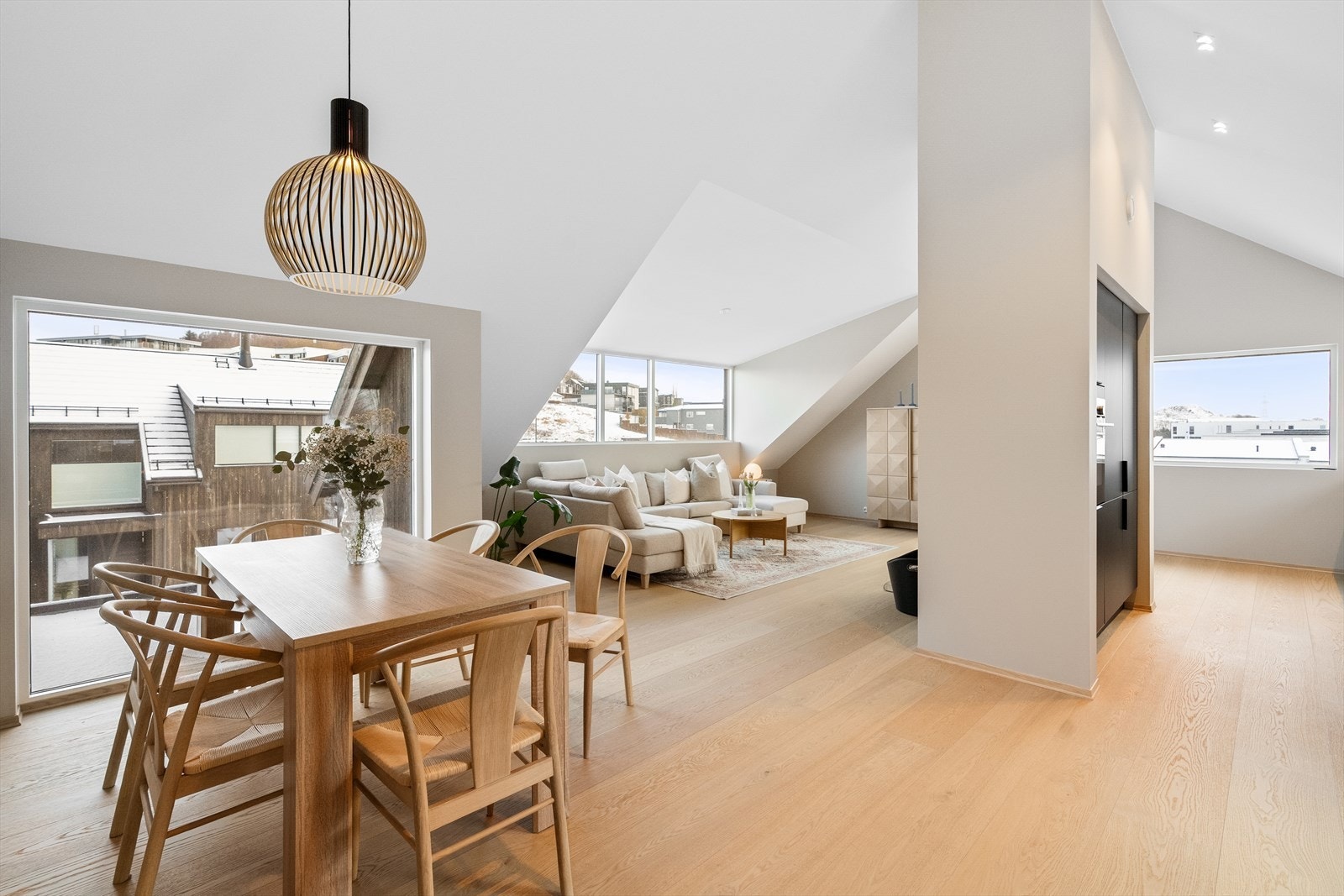 I allrommet er det plass til spisebord. Galleribilde