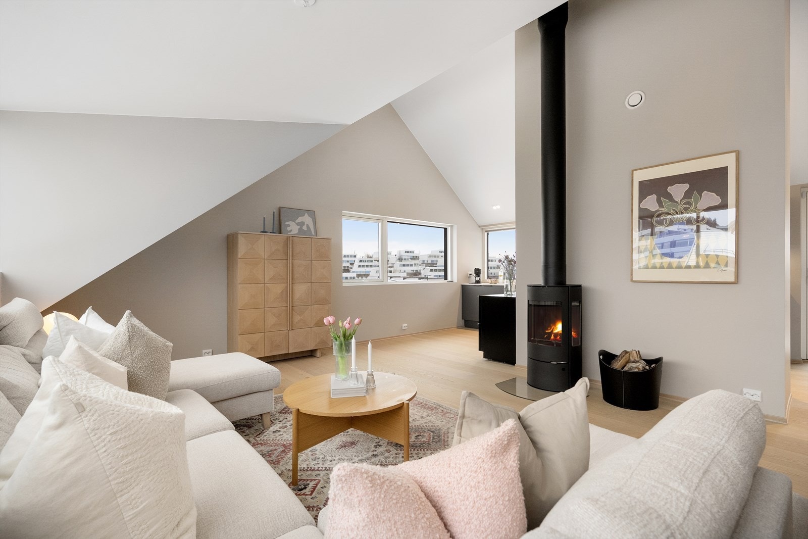 Stuen har peis fra Jøtul som gir både varme og atmosfære på kjølige kvelder. Galleribilde