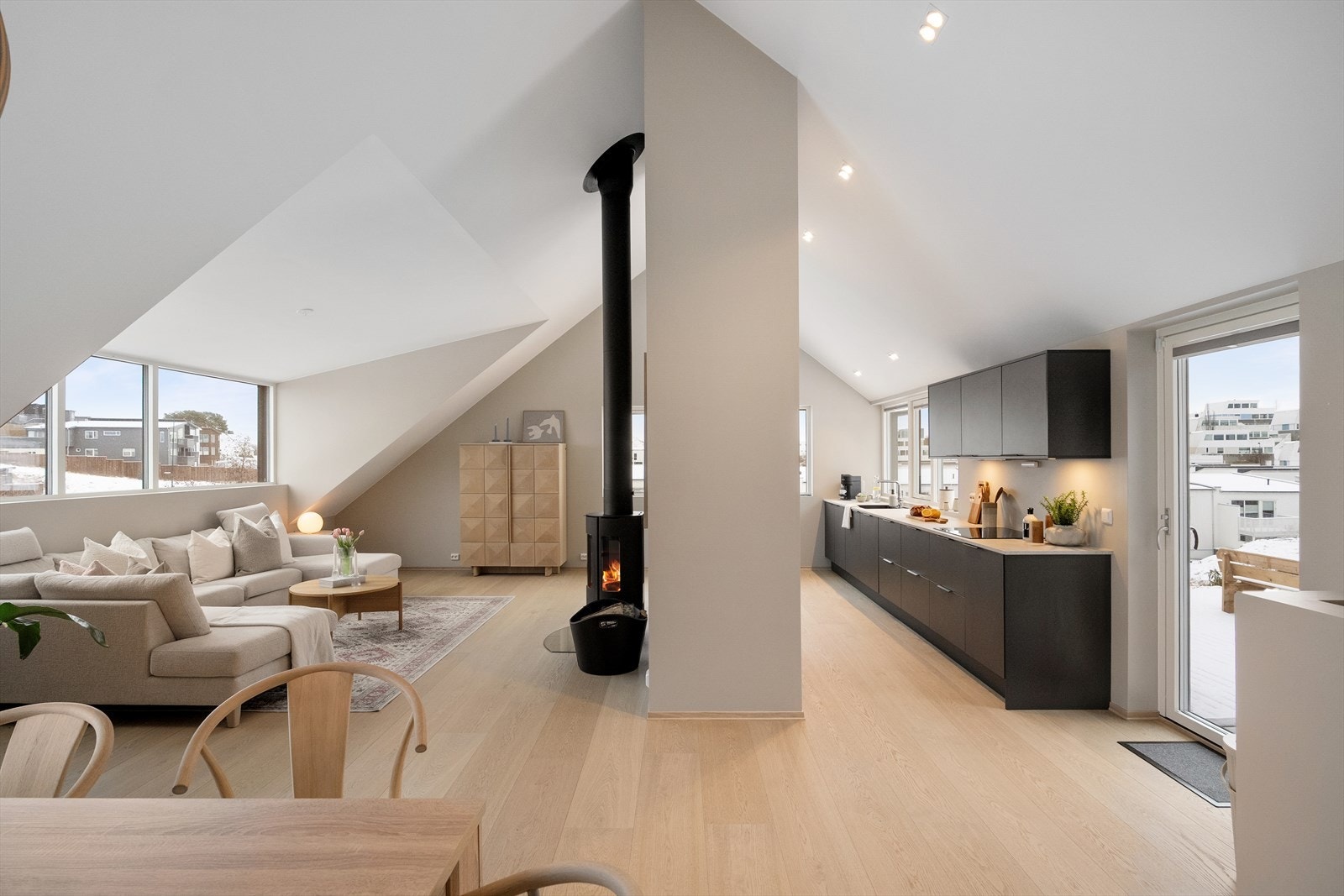 Dette er en gjennomført bolig med godkjent utleiedel, god planløsning og et stilfullt uttrykk. Galleribilde