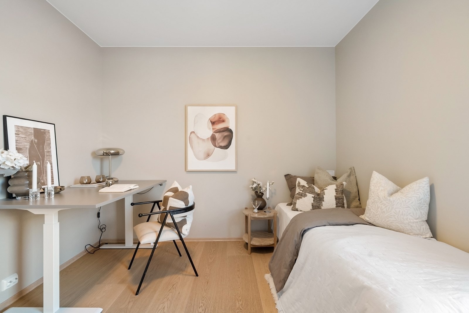 Kan innredes med både seng og skrivebord/garderobeløsning. Galleribilde