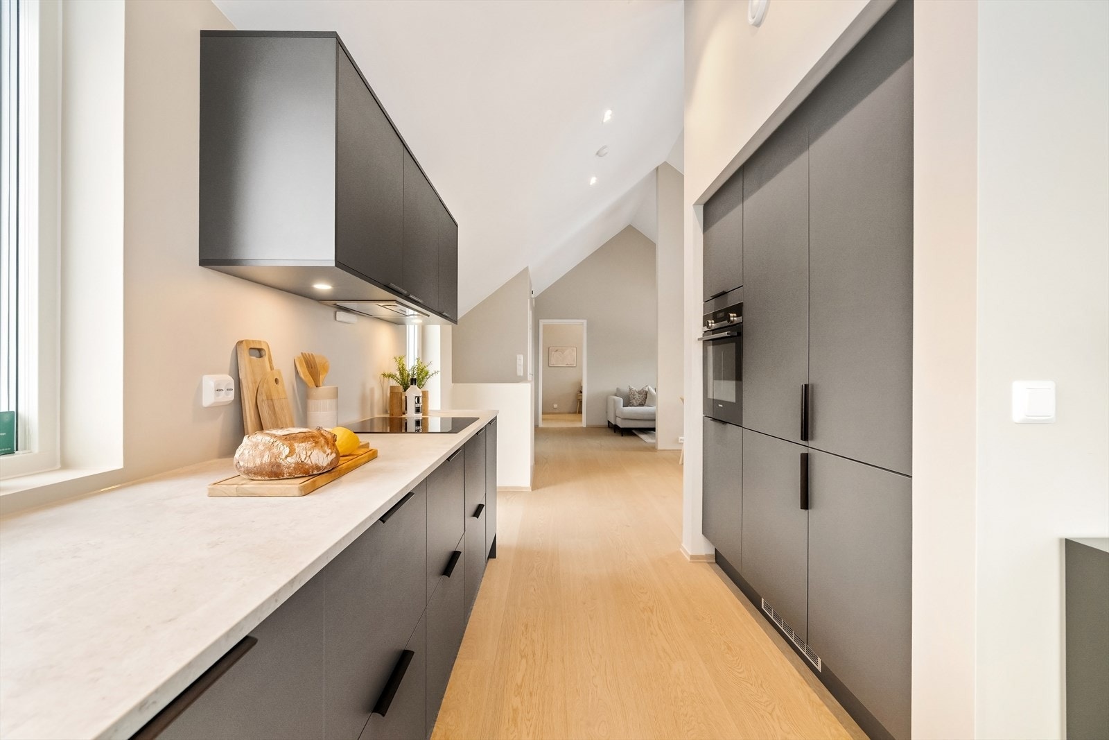 På kjøkkenet har du rikelig med arbeidsflater som gir godt med plass til matlaging og praktisk kjøkkenbruk. Galleribilde