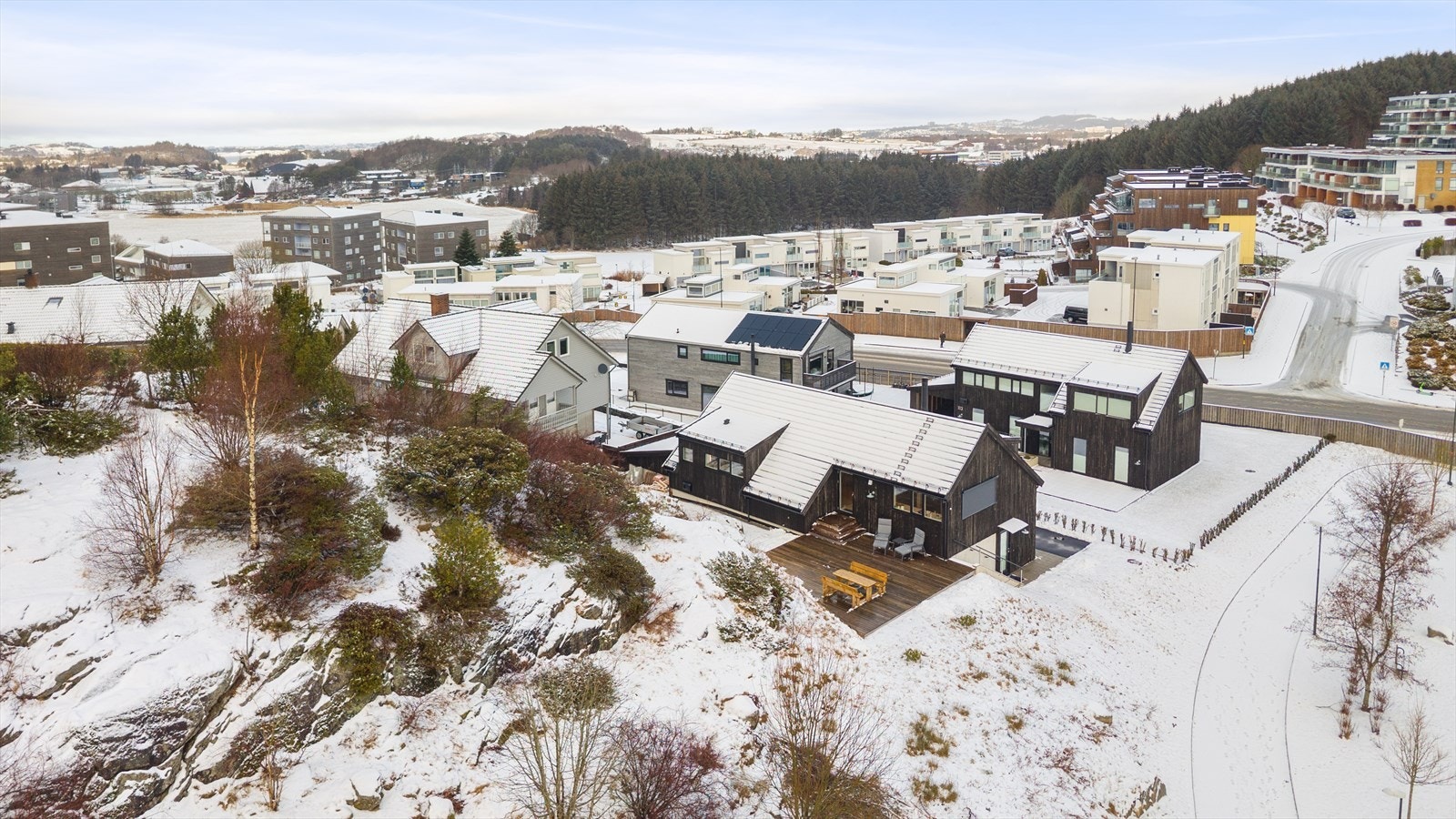 Fine turmuligheter har man også like i nabolaget med Kjerrbergtoppen som byr på en flott utsikt og er tilgjengelig for hele familien. Galleribilde