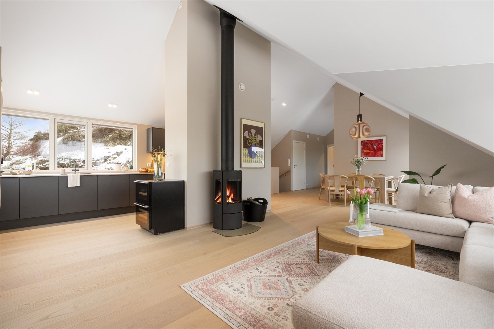 Pen enstavs eikeparkett, listefri utførelse til himling og tidsriktige fargevalg er gjennomgående i store deler av boligen. Galleribilde