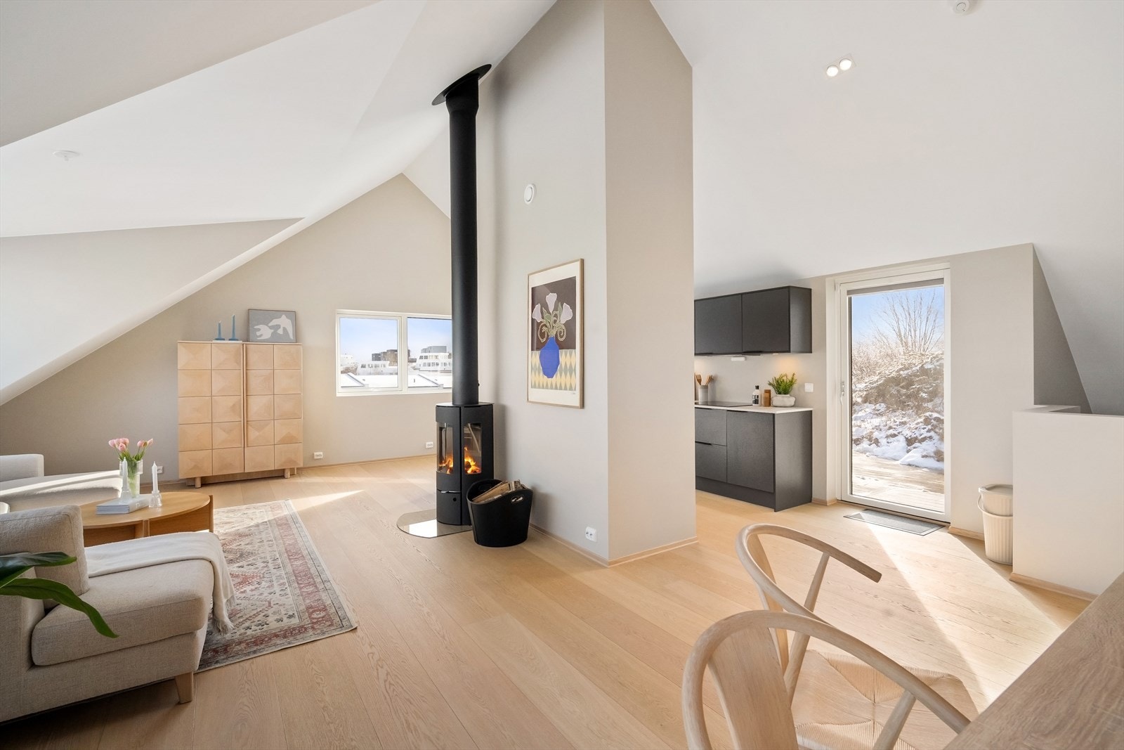 Stue og kjøkken i åpen løsning. Galleribilde