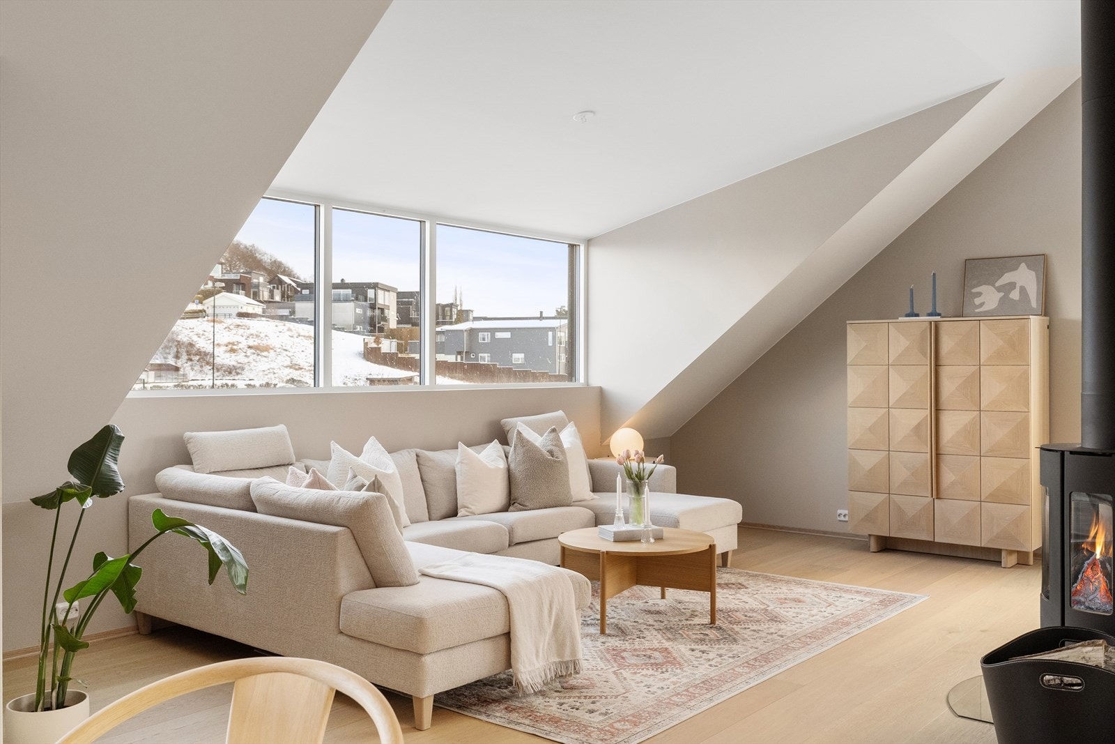 Den praktiske inndelingen skaper en naturlig flyt mellom sonene og gjør allrommet til et naturlig samlingspunkt. Galleribilde