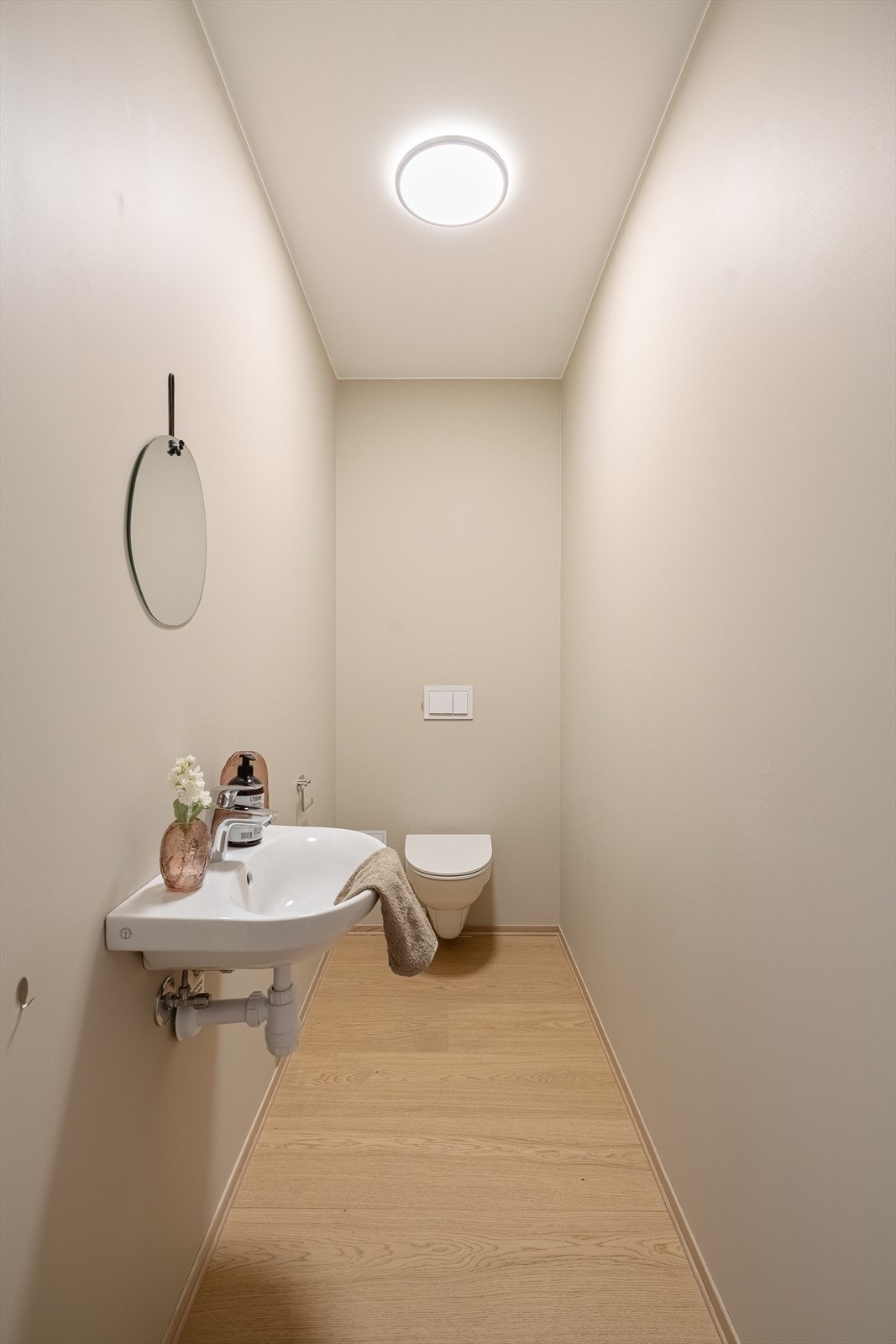 Praktisk gjestetoalett i gang. Galleribilde