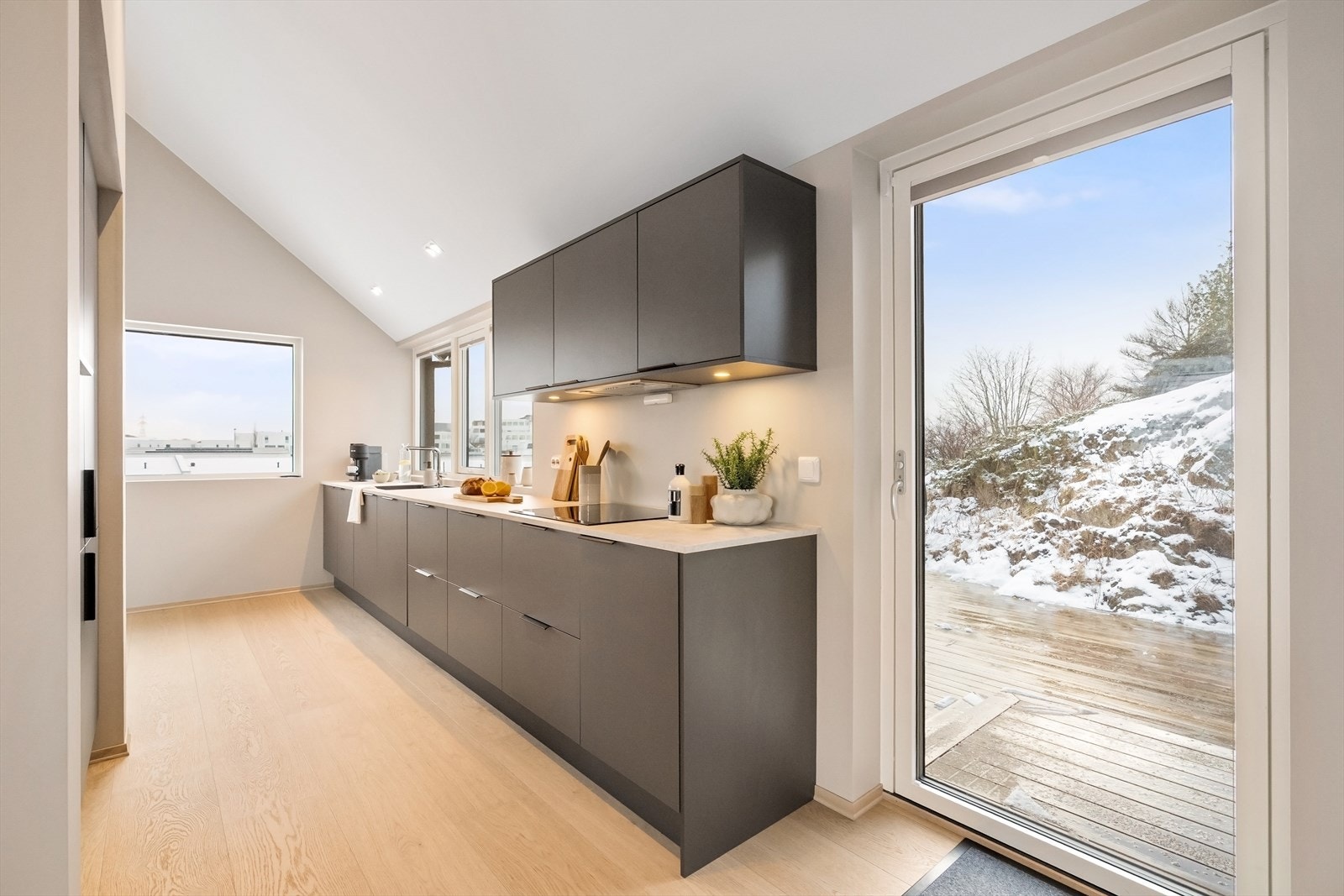 Fra allrom har man tilkomst til en stor, sørvestvendt terrasse. Galleribilde